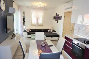 Posezení v ubytování New and modern apartment Karavona Bol