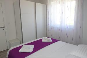 Postel nebo postele na pokoji v ubytování New and modern apartment Karavona Bol