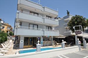 Bazén v ubytování Defne & Zevkim Hotel nebo v jeho okolí