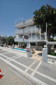 Bazén v ubytování Defne & Zevkim Hotel nebo v jeho okolí