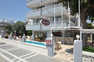 Bazén v ubytování Defne & Zevkim Hotel nebo v jeho okolí