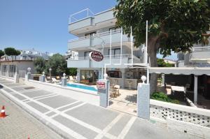 Bazén v ubytování Defne & Zevkim Hotel nebo v jeho okolí