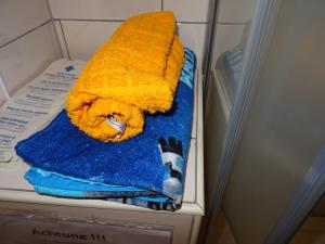 a pile of towels sitting on top of a shelf at " ART DDR" eig Bad dir im Zim, 3 OG, Treppensteigen kein Fruehhstück keine Kueche nur Uebernachtung Parkpl, WIFI, Blankenb in Blankenburg