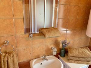 W łazience znajduje się umywalka i lustro. w obiekcie Levendula Vendégház w mieście Bük