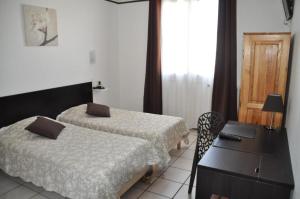 Postel nebo postele na pokoji v ubytování Hôtel Saint George