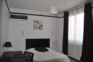 Postel nebo postele na pokoji v ubytování Hôtel Saint George