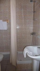 a bathroom with a sink, toilet and bath tub at Hôtel Saint George in Avignon