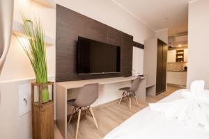Televízia a/alebo spoločenská miestnosť v ubytovaní Deluxe apartments & rooms Revis