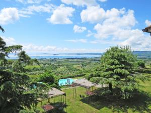 Apartment Pomele-2 by Interhome في San Lorenzo Nuovo: اطلالة من اعلى تل مع شجرة +25 صورة