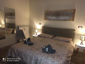 - une chambre dotée d'un lit avec deux sacs dans l'établissement Affittacamere da Barby, à Rome