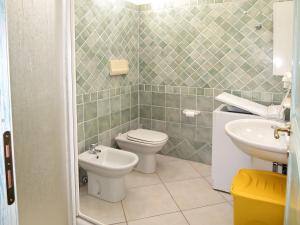 bagno con servizi igienici e lavandino di Apartment I Giardini di Porto Ottiolu - POT101 by Interhome a Porto Ottiolu