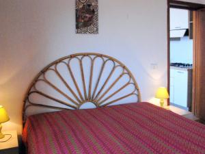 ポルトフェッラーイオにあるApartment Il Seccione-1 by Interhomeのベッドルーム1室(赤いベッドカバー付)