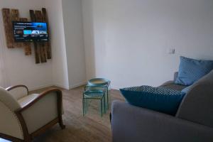 - un salon avec un canapé et une chaise dans l'établissement Gîte de charme en Ardèche : vue panoramique, plage privée, à Saint-Fortunat-sur-Eyrieux