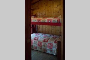 a bedroom with a bunk bed in a room at Chalet indipendente in centro a Valtournenche in Valtournenche