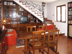 MatraiaにあるHoliday Home Fontanella by Interhomeのダイニングルーム(テーブル、椅子、階段付)