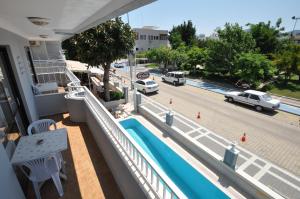Bazén v ubytování Defne & Zevkim Hotel nebo v jeho okolí