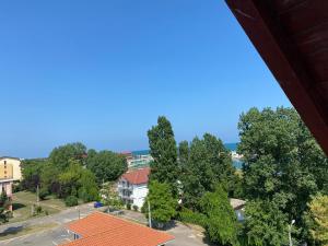 uma vista para uma cidade com árvores e o oceano em Hotel Impact G em Costinesti