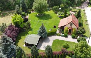 uma vista aérea de uma casa com um jardim em Dom wakacyjny Jaśki em Trzcianka