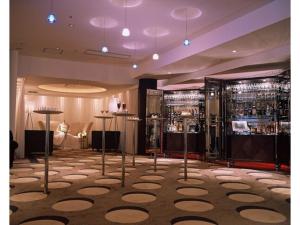 um quarto com um bar com muitas garrafas de álcool em Mizusawa Ground Hotel - Vacation STAY 84949 em Oshu