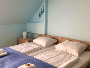 - une chambre avec deux lits et un lit bleu dans l'établissement MaximilianHaus, à Zell