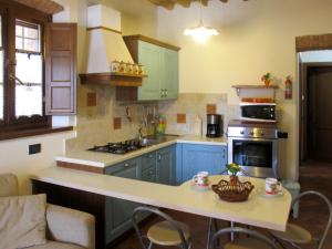 Apartment I Colletti - App- Luna by Interhome في San Piero in Campo: مطبخ مع دواليب زرقاء وقمة كونتر