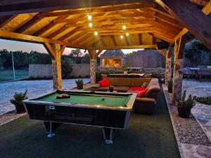 Biliár nebo kulečník v ubytování Holiday Home Marko with football field