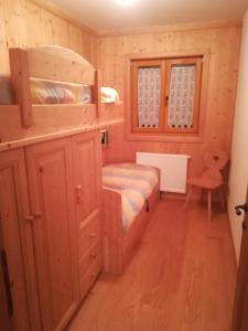 a bedroom with two bunk beds and a desk at App. Frassino in Sappada