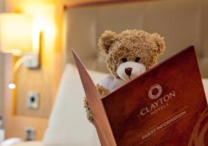 Katil atau katil-katil dalam bilik di Clayton Hotel Cardiff Lane