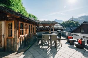 een balkon van een huis met een tafel en stoelen bij PRIVATE SUITES in Traunkirchen