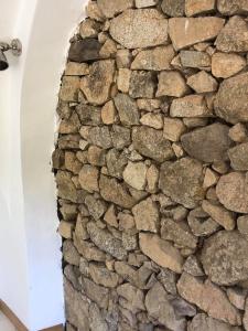 pared de piedra en una habitación con pared de piedra en 1722 Chambres de Charmes, en Ville-di-Paraso