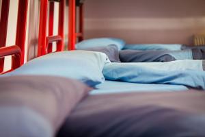 Uma cama ou camas num quarto em Sheilas Tourist Hostel