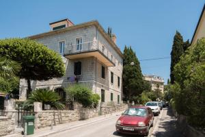 un'auto rossa parcheggiata di fronte a un edificio di Ita&Toni apartment a Spalato (Split)