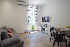 un soggiorno con divano e tavolo di Ita&Toni apartment a Spalato (Split)