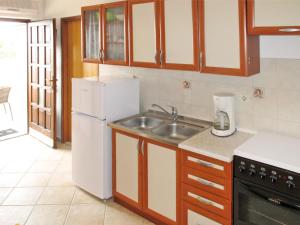 Kuchyň nebo kuchyňský kout v ubytování Apartment Teo-1 by Interhome