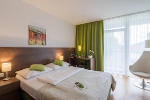 A bed or beds in a room at Wesenufer Hotel & Seminarkultur an der Donau