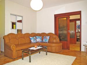 brązowa skórzana kanapa w salonie ze stołem w obiekcie Apartment Roberta by Interhome w mieście Labin