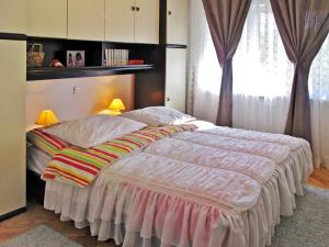 Łóżko lub łóżka w pokoju w obiekcie Apartment Roberta by Interhome