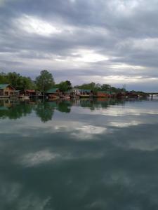 una gran masa de agua con un grupo de casas en Holiday Home Bojanka, en Ulcinj