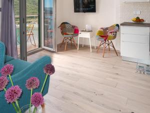 salon z drewnianymi podłogami i krzesłami w obiekcie Apartment Boris - RAC160 by Interhome w mieście Raša