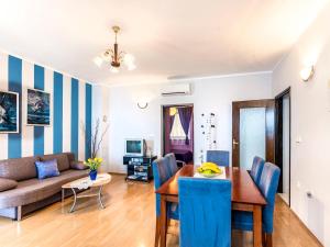 ein Wohnzimmer mit einem Tisch und einem Sofa in der Unterkunft Apartment Magdalena - MOD118 by Interhome in Plomin