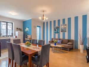 comedor y sala de estar con mesa y sofá en Apartment Magdalena - MOD118 by Interhome en Plomin
