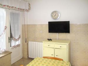 TV a/nebo společenská místnost v ubytování Apartment Hela - LOV512 by Interhome