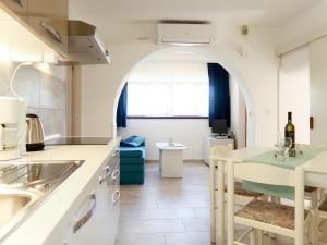 una cucina e un soggiorno con tavolo e sala da pranzo di Apartment Jurkovic - NJI100 by Interhome a Njivice