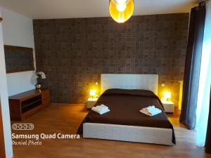 een slaapkamer met een groot bed en 2 lampen bij B&B Viviani Potenza in Potenza