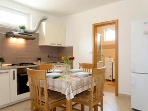Dapur atau dapur kecil di Holiday Home Francic by Interhome