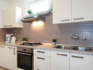 Dapur atau dapur kecil di Holiday Home Francic by Interhome