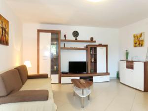 Televisyen dan/atau pusat hiburan di Holiday Home Francic by Interhome
