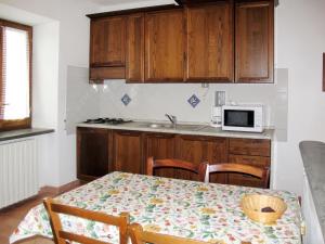 LubrianoにあるHoliday Home Boriano-2 by Interhomeのキッチン(テーブル、椅子、電子レンジ付)