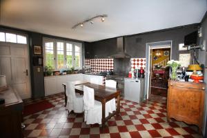 Η κουζίνα ή μικρή κουζίνα στο Chambres d'Hôtes Le Mas
