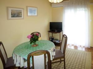 Televízia a/alebo spoločenská miestnosť v ubytovaní Apartment Katić-2 by Interhome + 16 fotografií